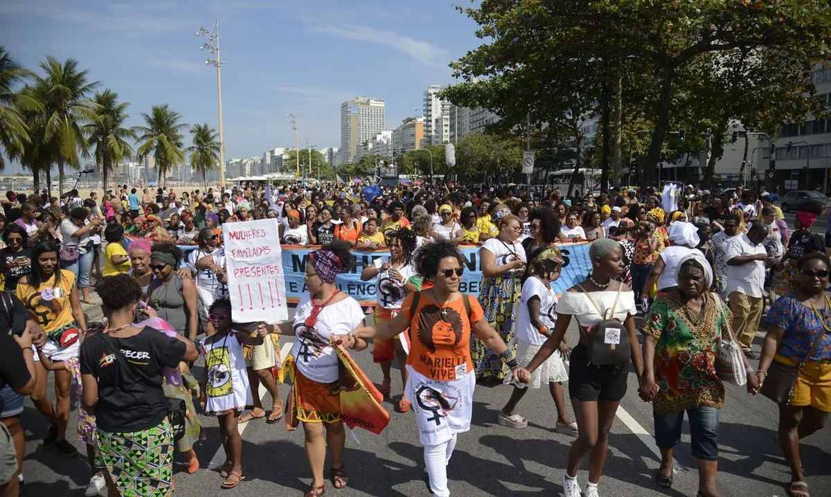 Mulheres negras de mãos dadas em ato no RJ